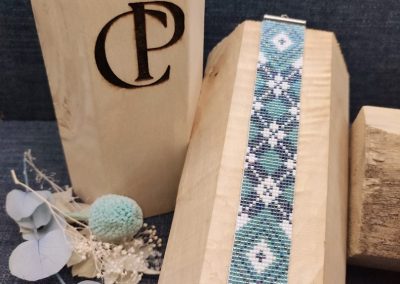 CHERIE POP Bracelet tisse AZURA 01 en plan incline de bois avec fleurs sechees bleues et blanches